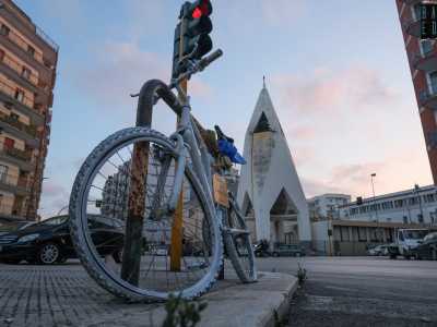 In via Brigata Regina ad angolo con via Napoli si trova invece l�installazione in ricordo dell�86enne Giuseppe, travolto da un tir nell�agosto del 2019